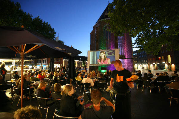 \"Zomerfeesten en Vierdaagse 2008
LUX, relax filmpje kijken\"