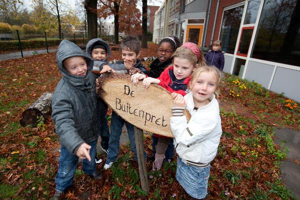 \"Openwijkschool Neerbosch Oost, Fanfarestraat, nieuwe speelplaats/avonturenpad met kinderen\"