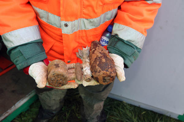 "De Explosive Clearance Group zoekt 
munitie / explosieven uit WOII op plek waar molen herbouwd moet worden (op de
thornsestraat tussen persingen en leuth). en oude Grenspalen"