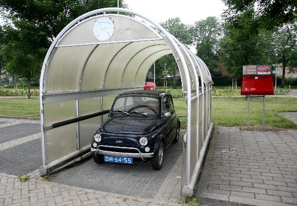 \"Koektrommel geparkeerd op winkelwagenplaats, Winkelcentum Hoge Horst\"