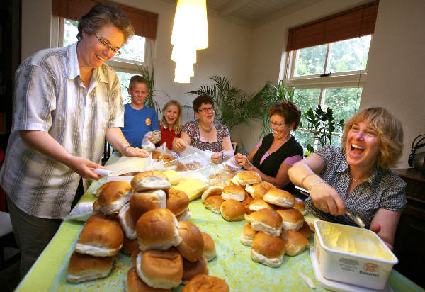 \"Marga, Marco, Kim, Annie, Bernie en Maddie smeren 250 broodjes voor de Vierdaagse in Niftrik\"
