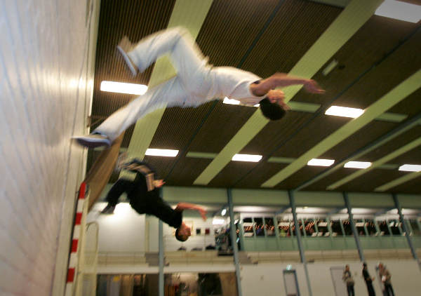 \"Freerunners klimmen op daken, springen van gebouw
naar gebouw etc. Nijmeegs clubje freerunners traint daarvoor elke week in de sporthal\"