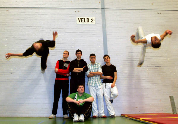 \"Freerunners klimmen op daken, springen van gebouw
naar gebouw etc. Nijmeegs clubje freerunners traint daarvoor elke week in sporthal Vocasa\"