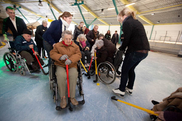 \"Nijmegen, 4-2-2010 . Bejaarden van Orangerie in Malvert rolstoel-ijshockeyen in het Triavium.\"