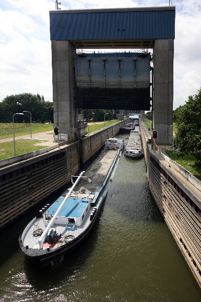 \"Sluis met boot  bij Weurt\"