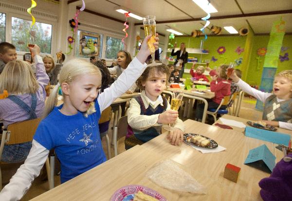 \"Opening noodlokalen met champagne van basisschool de Dromedaris, Beuningen, school groeit heel hard\"