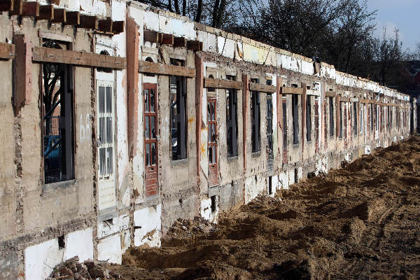 "Renovatie en (ver) nieuwbouw aan de Vonckstraat, huisjes Volksbelang, Facades staan nog"