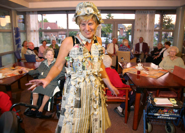 \"Zorgcentrum Malderburch in Malden heeft vanavond een
modeshow met mensen die gekleed zijn in kleren gemaakt van krantenpapier._\"