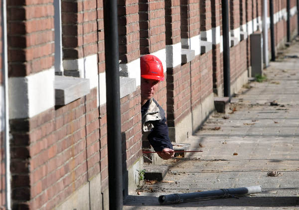 \"Renovatie en (ver) nieuwbouw fase 2 aan de Sngendonck en Lyndenstraat, huisjes Volksbelang, Facades staan nog\"