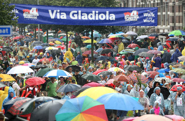 \"Intocht Vierdaagse 2008, regen en drukte\"