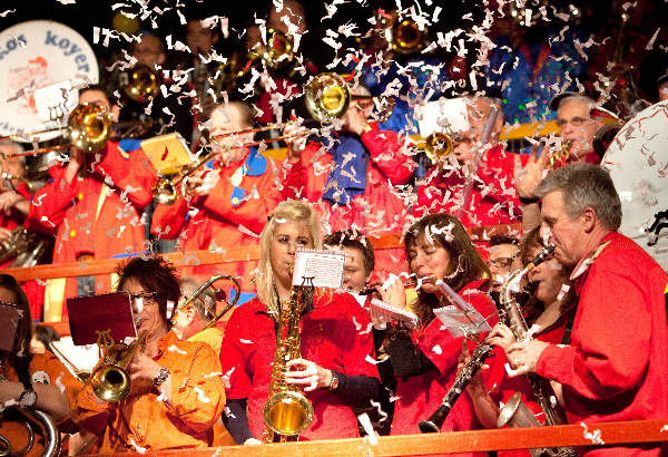 \"Nijmegen, 5-2-2010 . Dweilorkestenfestival, Op initiatief van De Gelderlander honderden mensen dweilorkesten die gezamenlijk gaan spelen. In de Vasim,\"