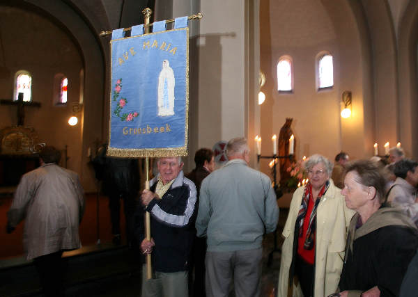 \"Lourdesgangers in Damianuskerk Groesbeek\"