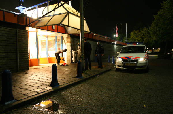 \"Winkelcentrum Meijhorst bij nacht ivm gbiedsverbod voor Marokaanse jongeren met politie en beveiliging\"