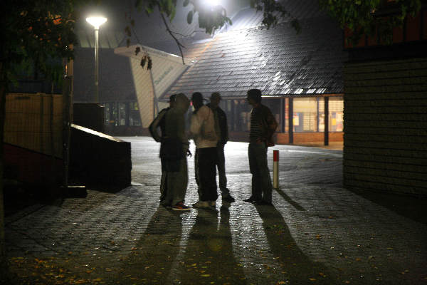 \"Winkelcentrum Meijhorst bij nacht ivm gbiedsverbod voor Marokaanse jongeren met politie en beveiliging\"
