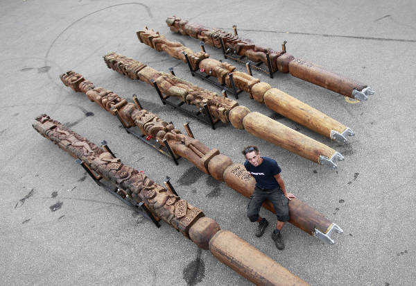 \"Nijmegen, 12-8-2009 . Miquel Penso met zijn op Java gemaakte tentpaal- totems bestemd voor Lowlands. Locatie: Vasim terrein\"