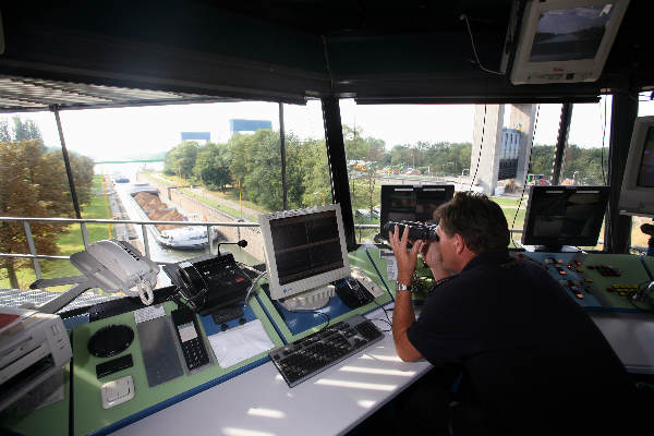 \"controle van een schio met verrekijker in de sluis van Weurt\"