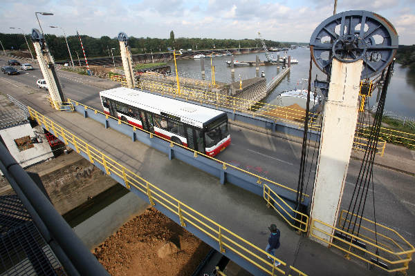 \"Brug over de sluis bij Weurt word opgehoogd.\"