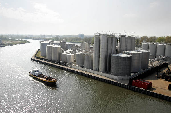 \"Nijmegen, 25-04-2005
Werf Gelria, havens, opslagtanks, boot vanuit de hijskraan.
foto: Gerard Verschooten ? FC\"