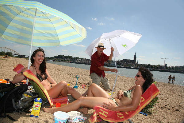 \"Lents Waalstrand, servicestrand. Het Groene Hert stelt parasols, stoelen en een parasolopzetter beschikbaar\"