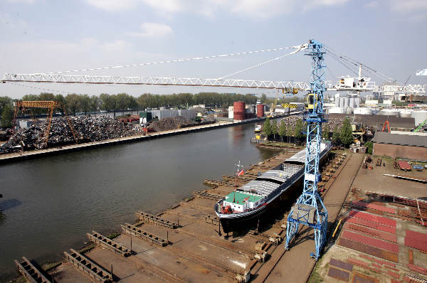 \"Nijmegen, 25-04-2005
Werf Gelria, havens, opslagtanks, boot vanuit de hijskraan.
foto: Gerard Verschooten ? FC\"