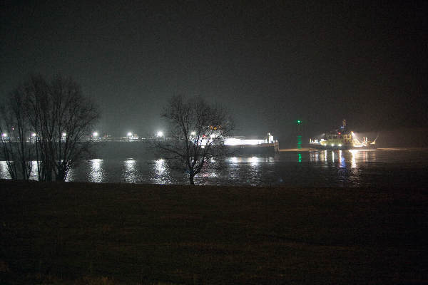 \"Nijmegen, 8-2-2010 . Bemmelsedijk, Schip loopt vast op krib en wordt losgetrokken.\"