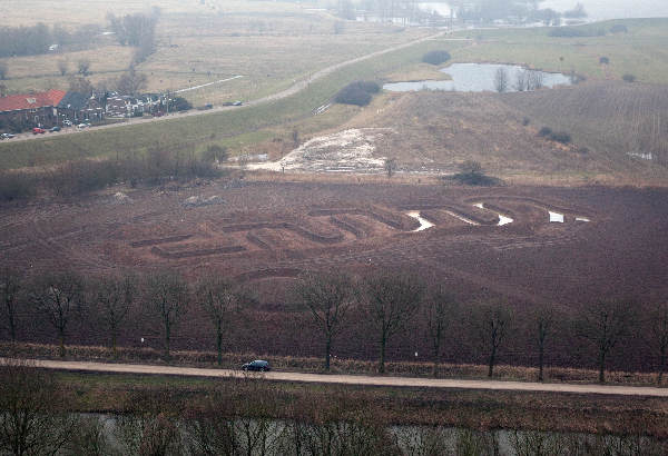 \"Nijmegen, 8-2-2010 . Vooraan Ooysedijk.[Struin, BSO is bezig met het aanleggen van een wildwaterbaan.\"