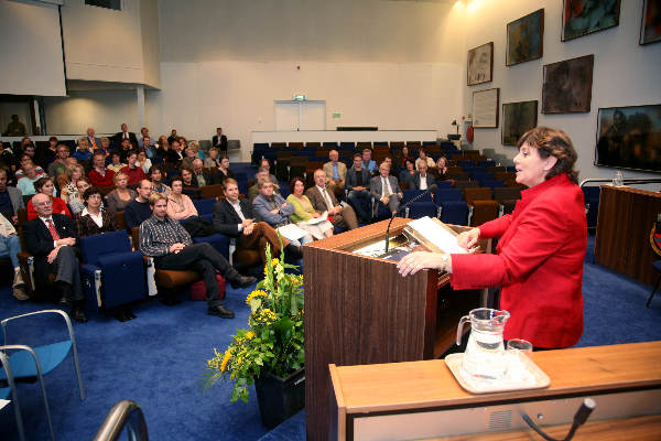 \"Minister Verdonk spreekt sociologie-reunisten toe op de jaarlijkse Alumnidag van de Radbouduniversiteit\"
