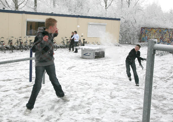 \"Sneeuw in Lindenholt,  sneeuwballengevecht Lindenholtcollege\"