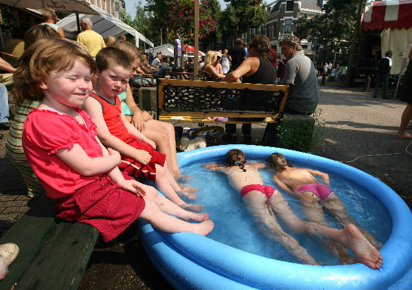 \"Straatfeest Bottendaal bij Maxim met kinderen in zwembadje\"
