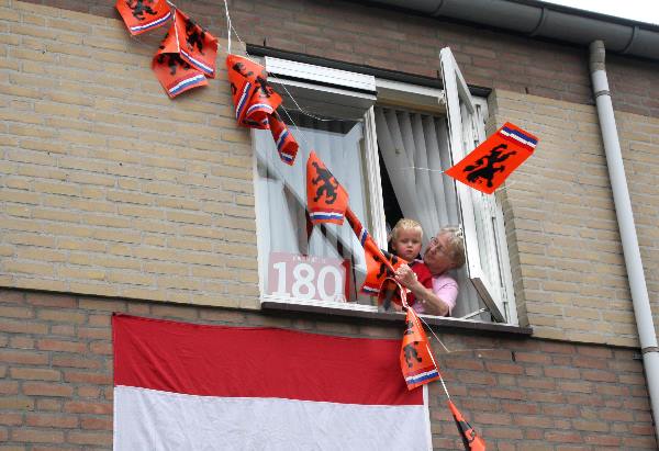 \"Thea Peperkamp, Willemsweg rukt de oraanjevlaggetjes van de muur\"
