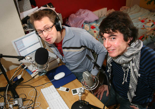 \"Nijmeegse podcasters Berry & Uli (oftewel Jaap Stronks en Willem Dudok)
terwijl ze bezig zijn met podcasting._\"
