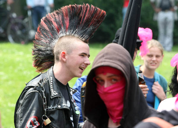 \"Demonstratie van krakers van oude postkantoor tegen de ontruiming\"