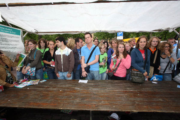 "Introduktiemarkt 2007 Run Radboud
Studenten wachten op voedselpakketten bij Super de Boer: pak pasta en pot pastasaus."