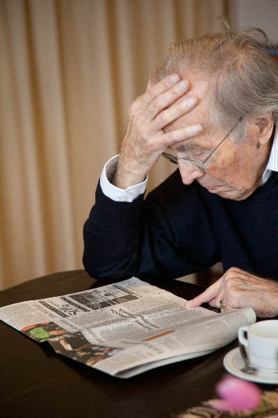 \"OBG, Oud Burgeren Gasthuis. ouderen en bejaarden  die geestelijk  erg goed zijn komen bij[elkaar en lezen de krant\"