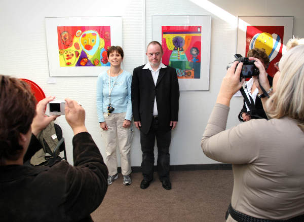 \"opening expositie gehandicaptenkunst ,  medisch centrum De Kroonsteen Theo Salari en Corina de Groot\"