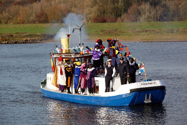 \"Sinterklaasintocht,  sinterklaas komt met de boot naar Heteren\"