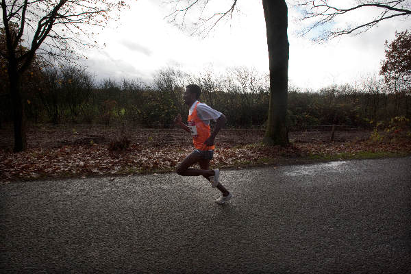 \"Zevenheuvelenloop 2009, Sileshi Sihine langs de golfbaan\"