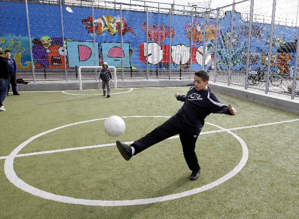 \"Panna voetbal,  in een kooi, Graafseweg Graafsebrug met grafiti.\"