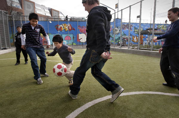 \"Panna voetbal,  in een kooi, Graafseweg Graafsebrug met grafiti.\"