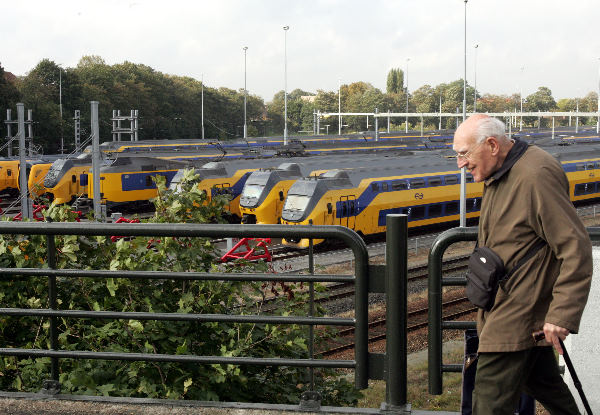 \"In spoorkuil staan heleboel werkloze treinen
14-10-2004\"