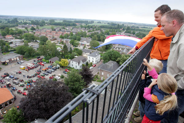 \"St Jansfeesten met bekliming van de toren
20-06-2004\" Sambeek