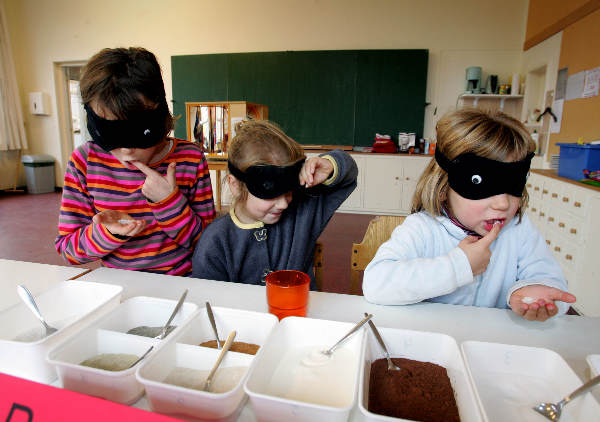 \"wetenschapsdag voor kinderen, De Slingertouw, proeven
Red. Rijk van Nijmegen
foto: Gerard Verschooten ?  
24-10-2004\"