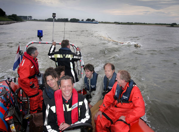 \"brandweerspeedboot op de rivier die voor veerboot
speelt en delen van een kunstwerk overvaart Millingen
29-06-2004\"