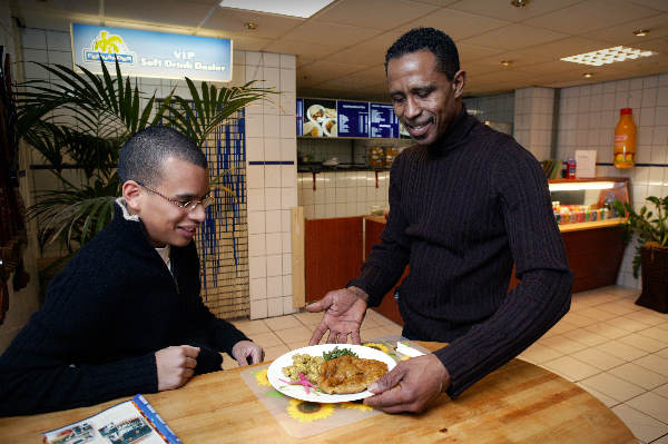 \"Kenneth Reingoud serveert eten in eethuis Willemsweg
28-12-2003\"