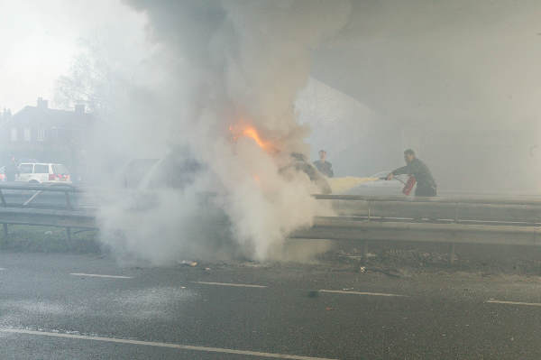 \"Autoongeluk met brand en dodelijk slachtoffer, A 325-Griftdijk
red nij
Slachtoffer is nog in auto!!!
foto: Gerard Verschooten ?  
25-01-2004\"