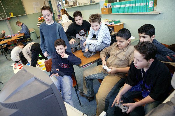 \"Kinderen spelen spelletjes, playstation, schminken, twister, allochtoon, op basisschool na CITOtoets
12-02-2004\"