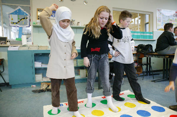 Kinderen spelen spelletjes, playstation, twister, allochtoon, op basisschool na CITOtoets