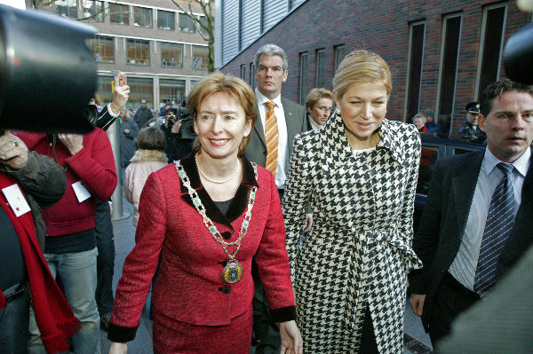 \"Maxima bezoekt sociale dienst, ter Horst erbij
08-03-2004\"