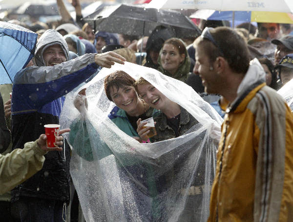 \"Regen in Goffertpark bij Coldplay
01-07-2003\"