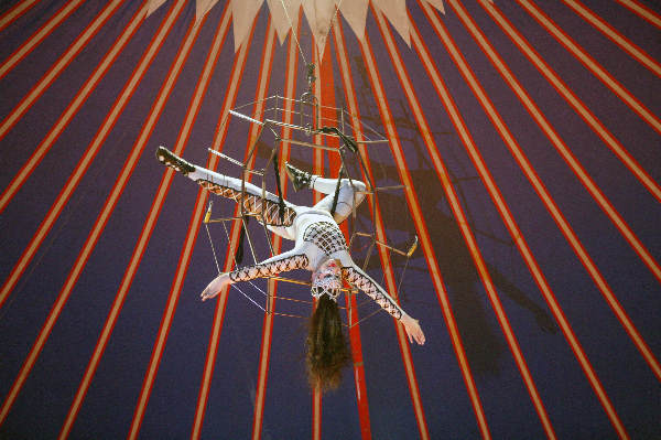 \"Circus in Leuth, acrobatiek
28-03-2004\"